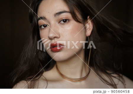 アクセサリーをつけた女性 90560458