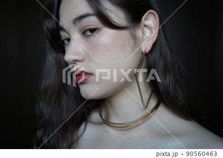 アクセサリーをつけた女性 90560463