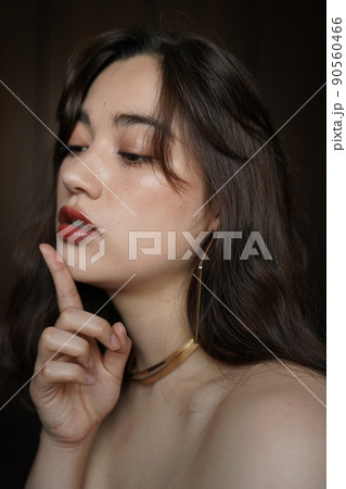アクセサリーをつけた女性 90560466
