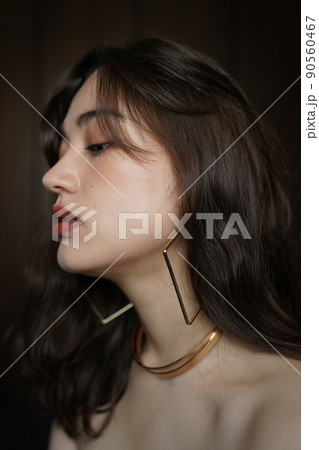 アクセサリーをつけた女性 90560467