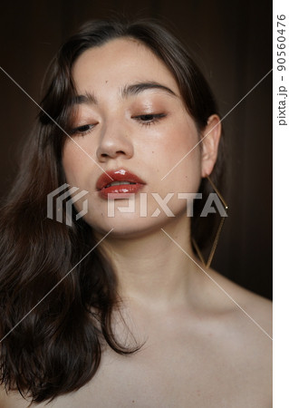 アクセサリーをつけた女性 アクセサリーをつけた女性 90560476