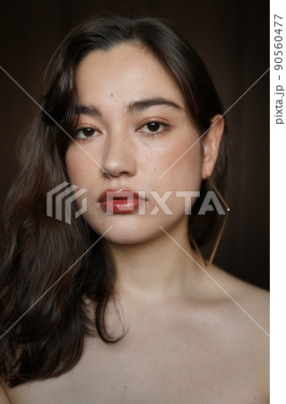 アクセサリーをつけた女性 90560477