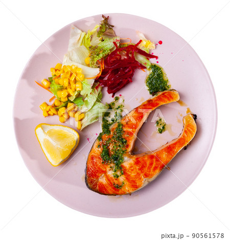 Grilled salmon steak with salad 90561578