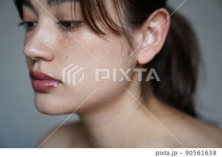 そばかすメイクの女性 90561638