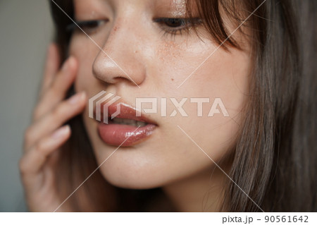 そばかすメイクの女性 90561642