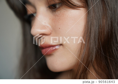 そばかすメイクの女性 90561643