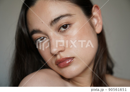 そばかすメイクの女性 そばかすメイクの女性 90561651