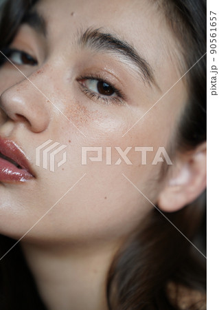 そばかすメイクの女性 90561657