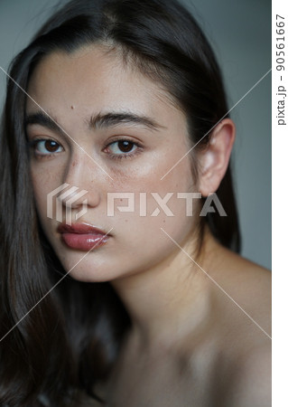 そばかすメイクの女性 90561667