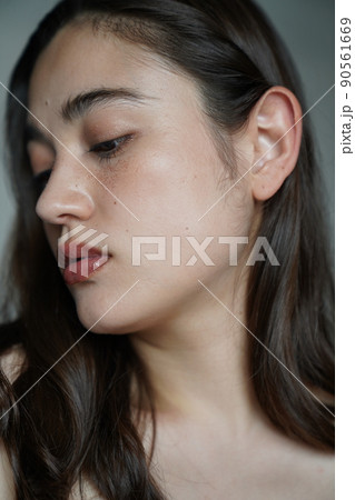 そばかすメイクの女性 90561669