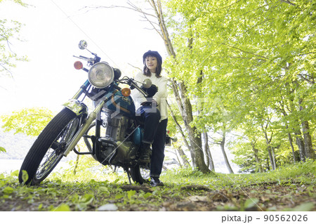 バイク女子イメージ 森でバイクにまたがる若い女性 バイク女子イメージ 森でバイクにまたがる若い女性 90562026