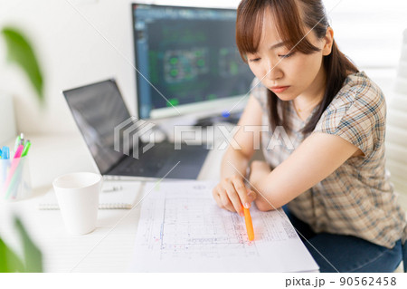 自宅で開業する若い女性一級建築士 設計事務所 自宅で開業する若い女性一級建築士 設計事務所 90562458