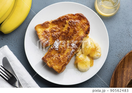バナナとオレンジマーマレードを添えたカリカリふわふわ食感のキャラメルフレンチトーストの俯瞰 90562483