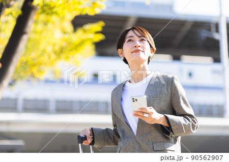 女性　旅行 90562907