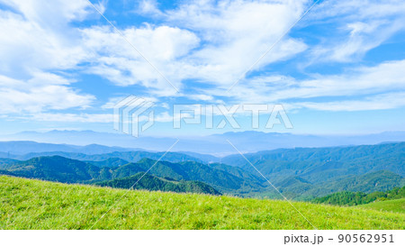 信州ビーナスライン・三峰山トレッキング（登山道から南アルプス・中央アルプス方面の眺め） 90562951