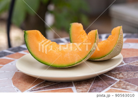 テラス席に置かれたカットメロン melon テラス席に置かれたカットメロン melon 90563010