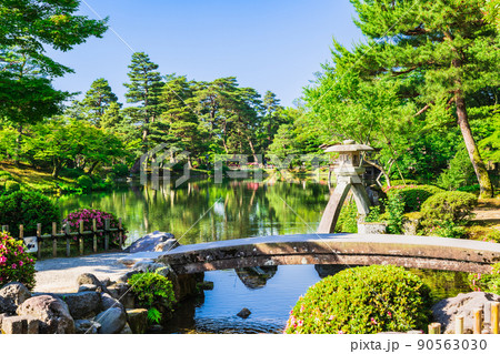 春の金沢　兼六園　徽軫灯籠 90563030