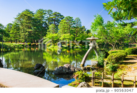 春の金沢　兼六園　徽軫灯籠 90563047