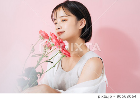 花を持つ若い女性 90563064