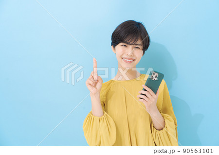 スマホを操作する女性 スマホを操作する女性 90563101