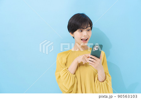 スマホを操作する女性 90563103