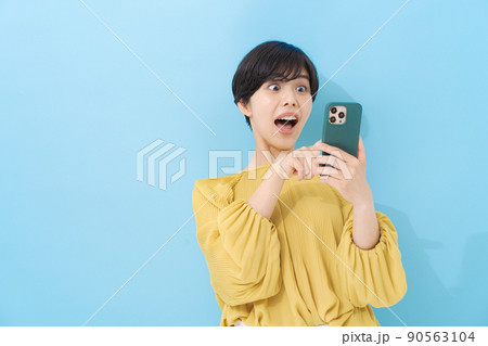 スマホを操作する女性 スマホを操作する女性 90563104