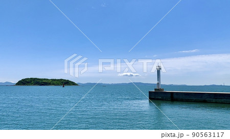 梶島と灯台［吉良サンライズパーク沖合/愛知県西尾市］ 90563117