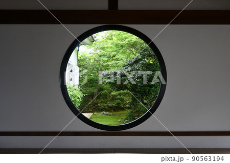 初夏に参拝した京都市源光庵の悟りの窓 初夏に参拝した京都市源光庵の悟りの窓 90563194