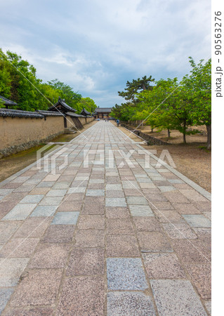 法隆寺~夢殿から東大門への石畳~(奈良県-斑鳩町) 法隆寺~夢殿から東大門への石畳~(奈良県-斑鳩町) 90563276