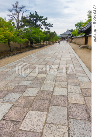 法隆寺～東大門から夢殿への石畳～(奈良県-斑鳩町) 90563277