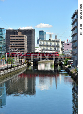 鉄橋を渡る列車のある風景 90563406