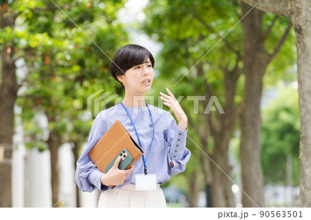 働く女性 屋外 初夏 働く女性 屋外 初夏 90563501