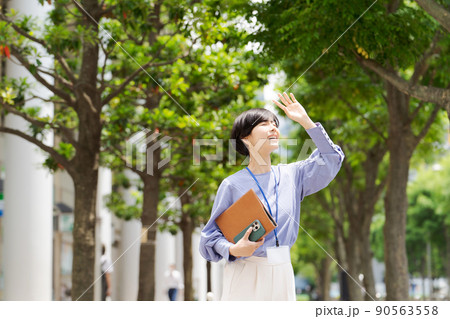 働く女性 屋外 初夏 働く女性 屋外 初夏 90563558