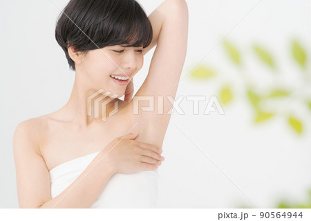 ビューティー　20代女性　脇の下 90564944