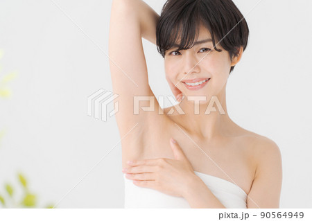 ビューティー　20代女性　脇の下 90564949