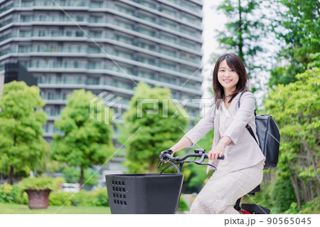シェアサイクルで通勤をするビジネスウーマン 90565045