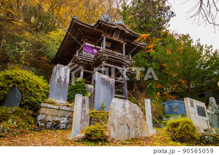 秋の信州上田　紅葉の別所温泉（信州の鎌倉）　北向観音 90565059