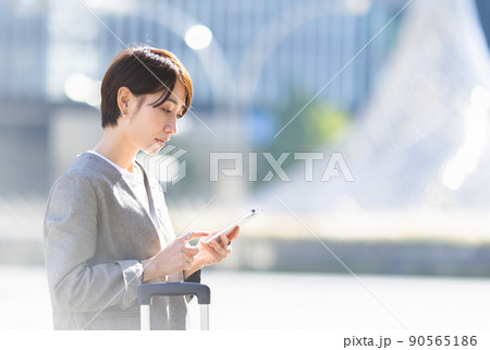 街中でスマホを操作する女性 90565186