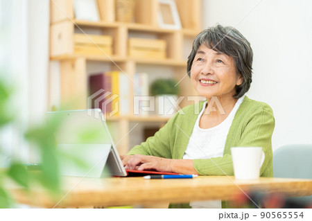 パソコンを使うシニア女性 90565554