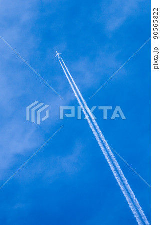 青空と飛行機雲 90565822