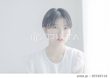 白い部屋とショートヘアの若い女性 白い部屋とショートヘアの若い女性 90566516