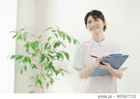 介護スタッフの女性 90567722