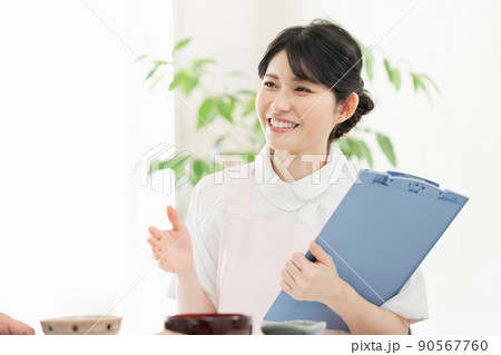 食事指導をする管理栄養士 食事指導をする管理栄養士 90567760