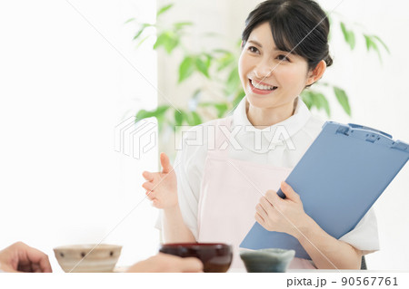 食事指導をする管理栄養士 90567761