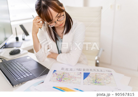 若い女性エンジニア　商圏分析　マーケティングリサーチ　眼鏡 90567815