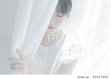 白い部屋とショートヘアの若い女性 白い部屋とショートヘアの若い女性 90567882