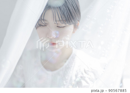シャボン玉とショートヘアの若い女性 シャボン玉とショートヘアの若い女性 90567885