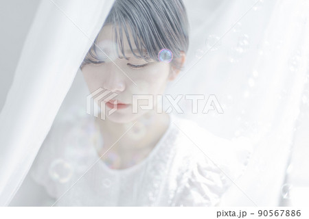 シャボン玉とショートヘアの若い女性 シャボン玉とショートヘアの若い女性 90567886