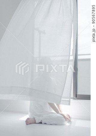 白い部屋と窓辺で座り込む女性 白い部屋と窓辺で座り込む女性 90567895