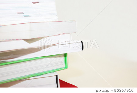 色々調べていたらいつの間にか積み上がってしまった本の山 90567916